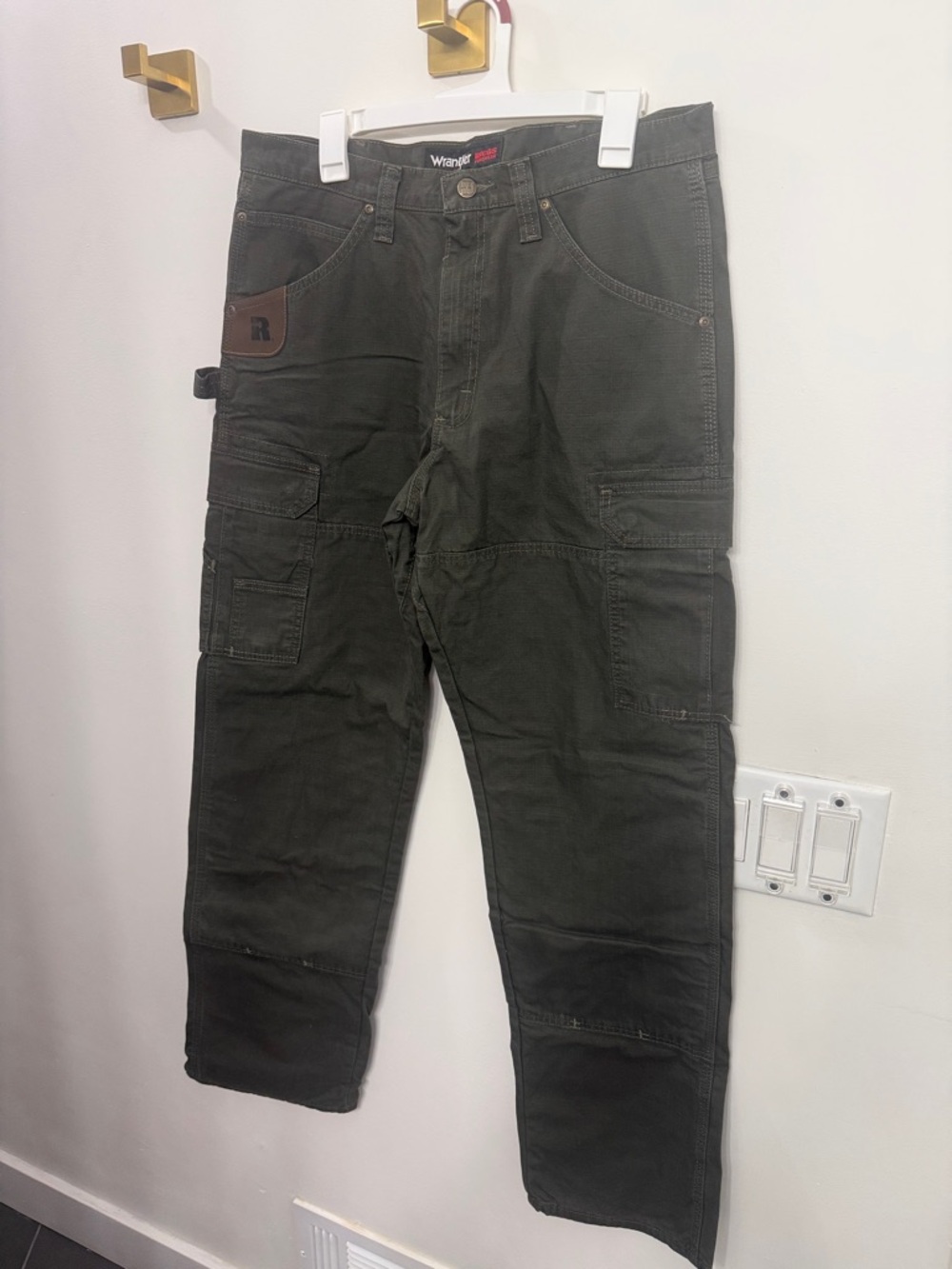 Wrangler Cargo Pants in Dark Olive